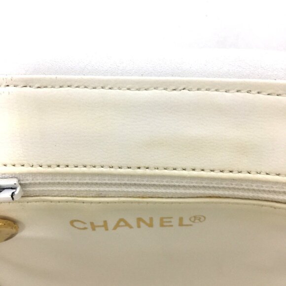 CHANEL White Shoulder Bag - Picture 9 of 16